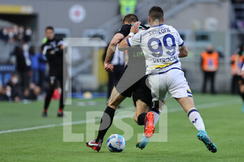 2022-04-09 - Giovanni Simeone of Hellas Verona FC competes for the ball with Stefan de Vrij of FC Internazionale during the Serie A 2021/22 football match between FC Internazionale and Hellas Verona FC at Giuseppe Meazza Stadium, Milan, Italy on April 09, 2022 - INTER - FC INTERNAZIONALE VS HELLAS VERONA FC - ITALIAN SERIE A - SOCCER