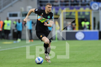 2022-04-09 - Edin Dzeko of FC Internazionale in action during the Serie A 2021/22 football match between FC Internazionale and Hellas Verona FC at Giuseppe Meazza Stadium, Milan, Italy on April 09, 2022 - INTER - FC INTERNAZIONALE VS HELLAS VERONA FC - ITALIAN SERIE A - SOCCER