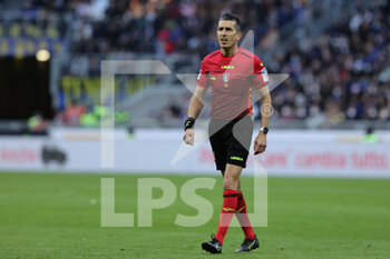 2022-04-09 - Referee Livio Marinelli in action during the Serie A 2021/22 football match between FC Internazionale and Hellas Verona FC at Giuseppe Meazza Stadium, Milan, Italy on April 09, 2022 - INTER - FC INTERNAZIONALE VS HELLAS VERONA FC - ITALIAN SERIE A - SOCCER