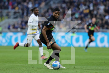 2022-04-09 - Denzel Dumfries of FC Internazionale in action during the Serie A 2021/22 football match between FC Internazionale and Hellas Verona FC at Giuseppe Meazza Stadium, Milan, Italy on April 09, 2022 - INTER - FC INTERNAZIONALE VS HELLAS VERONA FC - ITALIAN SERIE A - SOCCER