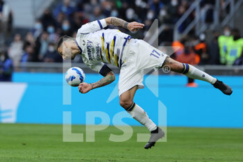 2022-04-09 - cFederico Ceccherini of Hellas Verona FC in action during the Serie A 2021/22 football match between FC Internazionale and Hellas Verona FC at Giuseppe Meazza Stadium, Milan, Italy on April 09, 2022 - INTER - FC INTERNAZIONALE VS HELLAS VERONA FC - ITALIAN SERIE A - SOCCER