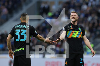 2022-04-09 - Milan Skriniar of FC Internazionale and Danilo D'Ambrosio of FC Internazionale react during the Serie A 2021/22 football match between FC Internazionale and Hellas Verona FC at Giuseppe Meazza Stadium, Milan, Italy on April 09, 2022 - INTER - FC INTERNAZIONALE VS HELLAS VERONA FC - ITALIAN SERIE A - SOCCER