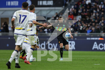 2022-04-09 - Robin Gosens of FC Internazionale in action during the Serie A 2021/22 football match between FC Internazionale and Hellas Verona FC at Giuseppe Meazza Stadium, Milan, Italy on April 09, 2022 - INTER - FC INTERNAZIONALE VS HELLAS VERONA FC - ITALIAN SERIE A - SOCCER