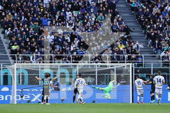 2022-04-09 - Nicolò Barella of FC Internazionale scores a goal during the Serie A 2021/22 football match between FC Internazionale and Hellas Verona FC at Giuseppe Meazza Stadium, Milan, Italy on April 09, 2022 - INTER - FC INTERNAZIONALE VS HELLAS VERONA FC - ITALIAN SERIE A - SOCCER
