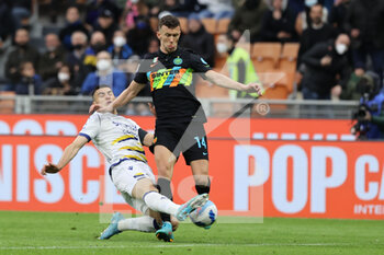 2022-04-09 - Ivan Perisic of FC Internazionale competes for the ball with Bosko Sutalo of Hellas Verona FC during the Serie A 2021/22 football match between FC Internazionale and Hellas Verona FC at Giuseppe Meazza Stadium, Milan, Italy on April 09, 2022 - INTER - FC INTERNAZIONALE VS HELLAS VERONA FC - ITALIAN SERIE A - SOCCER