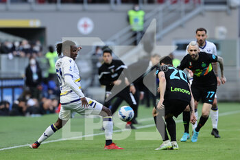 2022-04-09 - Andrien Tameze of Hellas Verona FC in action during the Serie A 2021/22 football match between FC Internazionale and Hellas Verona FC at Giuseppe Meazza Stadium, Milan, Italy on April 09, 2022 - INTER - FC INTERNAZIONALE VS HELLAS VERONA FC - ITALIAN SERIE A - SOCCER