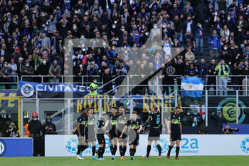 2022-04-09 - Edin Dzeko of FC Internazionale celebrates with his team mates after scoring a goal during the Serie A 2021/22 football match between FC Internazionale and Hellas Verona FC at Giuseppe Meazza Stadium, Milan, Italy on April 09, 2022 - INTER - FC INTERNAZIONALE VS HELLAS VERONA FC - ITALIAN SERIE A - SOCCER
