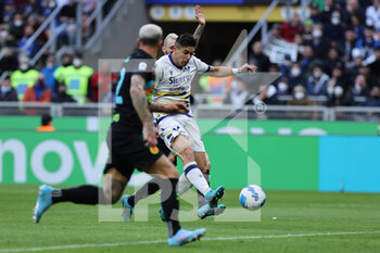 2022-04-09 - Giovanni Simeone of Hellas Verona FC in action during the Serie A 2021/22 football match between FC Internazionale and Hellas Verona FC at Giuseppe Meazza Stadium, Milan, Italy on April 09, 2022 - INTER - FC INTERNAZIONALE VS HELLAS VERONA FC - ITALIAN SERIE A - SOCCER