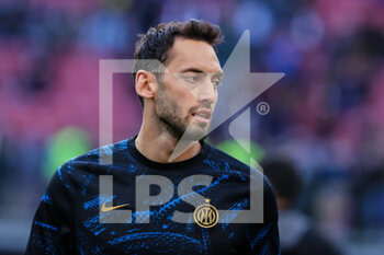 2022-04-09 - Hakan Calhanoglu of FC Internazionale warms up during the Serie A 2021/22 football match between FC Internazionale and Hellas Verona FC at Giuseppe Meazza Stadium, Milan, Italy on April 09, 2022 - INTER - FC INTERNAZIONALE VS HELLAS VERONA FC - ITALIAN SERIE A - SOCCER