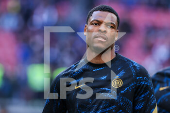 2022-04-09 - Denzel Dumfries of FC Internazionale warms up during the Serie A 2021/22 football match between FC Internazionale and Hellas Verona FC at Giuseppe Meazza Stadium, Milan, Italy on April 09, 2022 - INTER - FC INTERNAZIONALE VS HELLAS VERONA FC - ITALIAN SERIE A - SOCCER