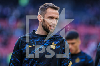 2022-04-09 - Stefan de Vrij of FC Internazionale warms up during the Serie A 2021/22 football match between FC Internazionale and Hellas Verona FC at Giuseppe Meazza Stadium, Milan, Italy on April 09, 2022 - INTER - FC INTERNAZIONALE VS HELLAS VERONA FC - ITALIAN SERIE A - SOCCER