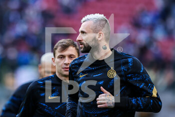 2022-04-09 - Marcelo Brozovic of FC Internazionale warms up during the Serie A 2021/22 football match between FC Internazionale and Hellas Verona FC at Giuseppe Meazza Stadium, Milan, Italy on April 09, 2022 - INTER - FC INTERNAZIONALE VS HELLAS VERONA FC - ITALIAN SERIE A - SOCCER