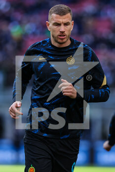 2022-04-09 - Edin Dzeko of FC Internazionale warms up during the Serie A 2021/22 football match between FC Internazionale and Hellas Verona FC at Giuseppe Meazza Stadium, Milan, Italy on April 09, 2022 - INTER - FC INTERNAZIONALE VS HELLAS VERONA FC - ITALIAN SERIE A - SOCCER