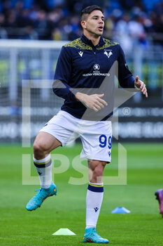 2022-04-09 - Giovanni Simeone of Hellas Verona FC warms up during the Serie A 2021/22 football match between FC Internazionale and Hellas Verona FC at Giuseppe Meazza Stadium, Milan, Italy on April 09, 2022 - INTER - FC INTERNAZIONALE VS HELLAS VERONA FC - ITALIAN SERIE A - SOCCER