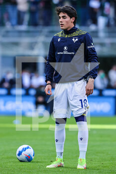 2022-04-09 - Matteo Cancellieri of Hellas Verona FC warms up during the Serie A 2021/22 football match between FC Internazionale and Hellas Verona FC at Giuseppe Meazza Stadium, Milan, Italy on April 09, 2022 - INTER - FC INTERNAZIONALE VS HELLAS VERONA FC - ITALIAN SERIE A - SOCCER