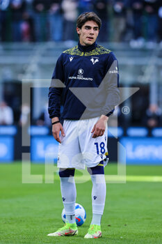 2022-04-09 - Matteo Cancellieri of Hellas Verona FC warms up during the Serie A 2021/22 football match between FC Internazionale and Hellas Verona FC at Giuseppe Meazza Stadium, Milan, Italy on April 09, 2022 - INTER - FC INTERNAZIONALE VS HELLAS VERONA FC - ITALIAN SERIE A - SOCCER