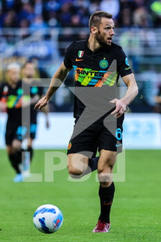 2022-04-09 - Stefan de Vrij of FC Internazionale in action during the Serie A 2021/22 football match between FC Internazionale and Hellas Verona FC at Giuseppe Meazza Stadium, Milan, Italy on April 09, 2022 - INTER - FC INTERNAZIONALE VS HELLAS VERONA FC - ITALIAN SERIE A - SOCCER