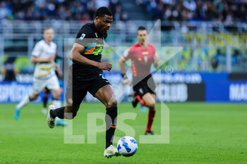 2022-04-09 - Denzel Dumfries of FC Internazionale in action during the Serie A 2021/22 football match between FC Internazionale and Hellas Verona FC at Giuseppe Meazza Stadium, Milan, Italy on April 09, 2022 - INTER - FC INTERNAZIONALE VS HELLAS VERONA FC - ITALIAN SERIE A - SOCCER