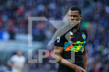 2022-04-09 - Denzel Dumfries of FC Internazionale looks on during the Serie A 2021/22 football match between FC Internazionale and Hellas Verona FC at Giuseppe Meazza Stadium, Milan, Italy on April 09, 2022 - INTER - FC INTERNAZIONALE VS HELLAS VERONA FC - ITALIAN SERIE A - SOCCER