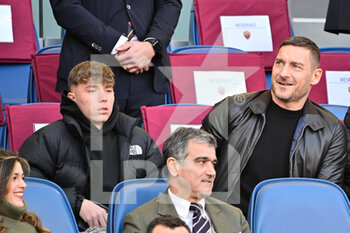 2022-04-10 - Francesco Totti with his son Cristian in the stands during the Italian Football Championship League A 2021/2022 match between AS Roma vs US Salernitana at the Olimpic Stadium in Rome  on 10 April 2022. - AS ROMA VS US SALERNITANA - ITALIAN SERIE A - SOCCER