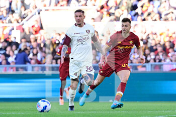 2022-04-10 - Pasquale Mazzocchi (US Salernitana) Stephan El Shaarawy (AS Roma)during the  Italian Football Championship League A 2021/2022 match between AS Roma vs US Salernitana at the Olimpic Stadium in Rome  on 10 April 2022. - AS ROMA VS US SALERNITANA - ITALIAN SERIE A - SOCCER