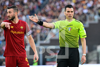 2022-04-10 - Manuel Volpi referee during the  Italian Football Championship League A 2021/2022 match between AS Roma vs US Salernitana at the Olimpic Stadium in Rome  on 10 April 2022. - AS ROMA VS US SALERNITANA - ITALIAN SERIE A - SOCCER