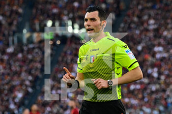 2022-04-10 - Manuel Volpi referee during the  Italian Football Championship League A 2021/2022 match between AS Roma vs US Salernitana at the Olimpic Stadium in Rome  on 10 April 2022. - AS ROMA VS US SALERNITANA - ITALIAN SERIE A - SOCCER