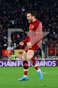2022-04-10 - Carle Perez (AS Roma) celebrates after scoring the goal 1-1 during the  Italian Football Championship League A 2021/2022 match between AS Roma vs US Salernitana at the Olimpic Stadium in Rome  on 10 April 2022. - AS ROMA VS US SALERNITANA - ITALIAN SERIE A - SOCCER