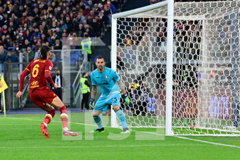 2022-04-10 - Chris Smalling (AS Roma) goal 2-1 during the  Italian Football Championship League A 2021/2022 match between AS Roma vs US Salernitana at the Olimpic Stadium in Rome  on 10 April 2022. - AS ROMA VS US SALERNITANA - ITALIAN SERIE A - SOCCER
