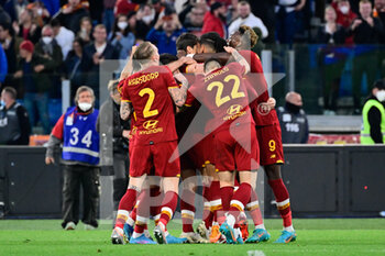 2022-04-10 - exultation of the Roma players after the 2-1 goal of Chris Smalling (AS Roma) during the  Italian Football Championship League A 2021/2022 match between AS Roma vs US Salernitana at the Olimpic Stadium in Rome  on 10 April 2022. - AS ROMA VS US SALERNITANA - ITALIAN SERIE A - SOCCER