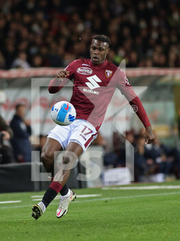 2022-04-10 - Wilfred Singo (Torino FC) controlling the ball - TORINO FC VS AC MILAN - ITALIAN SERIE A - SOCCER