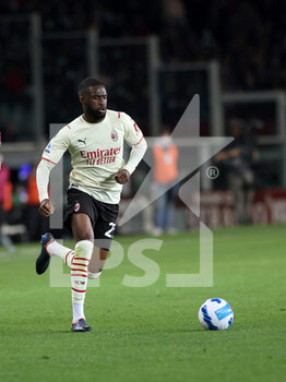 2022-04-10 - Oluwafikayomi Tomori (AC Milan) running towards the ball - TORINO FC VS AC MILAN - ITALIAN SERIE A - SOCCER