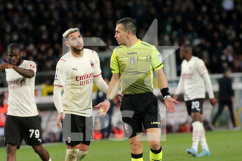 2022-04-10 - Theo Hernandez (AC Milan) dispute with referee - TORINO FC VS AC MILAN - ITALIAN SERIE A - SOCCER