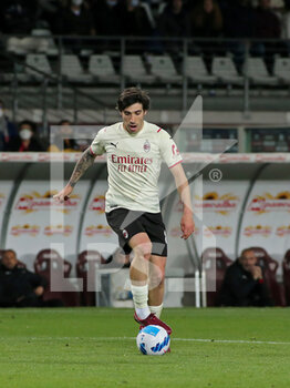 2022-04-10 - Sandro Tonali (AC Milan) controlling the ball - TORINO FC VS AC MILAN - ITALIAN SERIE A - SOCCER