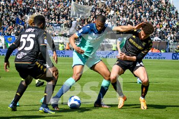 2022-04-10 - Udinese's Beto Betuncal hindered by Venezia's Ethan Ampadu and Venezia's Ridgeciano Haps - VENEZIA FC VS UDINESE CALCIO - ITALIAN SERIE A - SOCCER
