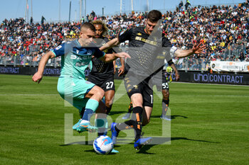 2022-04-10 - Udinese's Gerard Deulofeu in action hindered by Venezia's Marco Modolo - VENEZIA FC VS UDINESE CALCIO - ITALIAN SERIE A - SOCCER