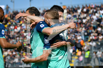 2022-04-10 - Udinese's Gerard Deulofeu celebrates after scoring a goal on penalty with teammates - VENEZIA FC VS UDINESE CALCIO - ITALIAN SERIE A - SOCCER