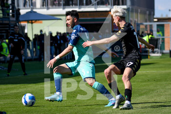 2022-04-10 - Udinese's Tolgay Arslan hindered by Venezia's Dennis Johnsen - VENEZIA FC VS UDINESE CALCIO - ITALIAN SERIE A - SOCCER