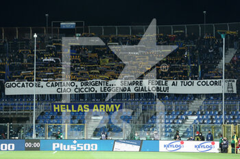 2022-04-18 - Hellas Verona FC supporters hold up their scarves and show a banner - ATALANTA BC VS HELLAS VERONA FC - ITALIAN SERIE A - SOCCER