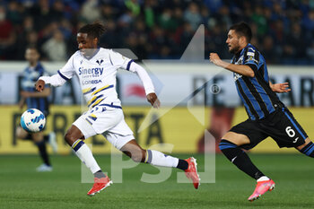 2022-04-18 - Adrien Tameze (Hellas Verona FC) in action - ATALANTA BC VS HELLAS VERONA FC - ITALIAN SERIE A - SOCCER