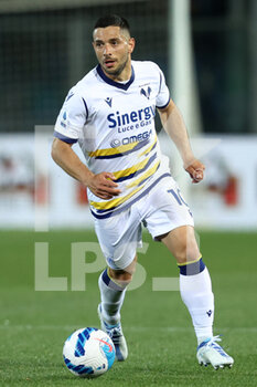 2022-04-18 - Gianluca Caprari (Hellas Verona FC) in action - ATALANTA BC VS HELLAS VERONA FC - ITALIAN SERIE A - SOCCER