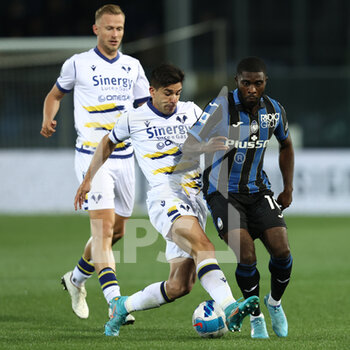 2022-04-18 - Giovanni Simeone (Hellas Verona FC) and Jeremie Boga (Atalanta BC) battle for the ball  - ATALANTA BC VS HELLAS VERONA FC - ITALIAN SERIE A - SOCCER