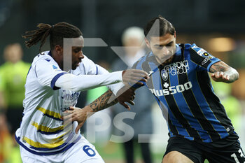 2022-04-18 - Giuseppe Pezzella (Atalanta BC) and Adrien Tameze (Hellas Verona FC) battle for the ball  - ATALANTA BC VS HELLAS VERONA FC - ITALIAN SERIE A - SOCCER