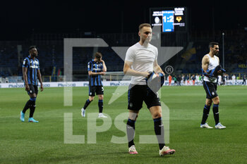 2022-04-18 - Teun Koopmeiners (Atalanta BC) leaves the pitch with his teammates after suffering a defeat to Hellas Verona FC - ATALANTA BC VS HELLAS VERONA FC - ITALIAN SERIE A - SOCCER