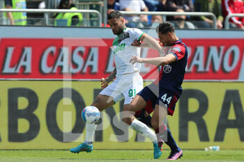 2022-04-16 - Andrea Carboni of CAGLIARI CALCIO competes for the ball with Gianluca Scamacca of US SASSUOLO during the Serie A match between Cagliari Calcio and US Sassuolo at Unipol Domus on April 16, 2022 in Cagliari, Italy. - CAGLIARI CALCIO VS US SASSUOLO - ITALIAN SERIE A - SOCCER