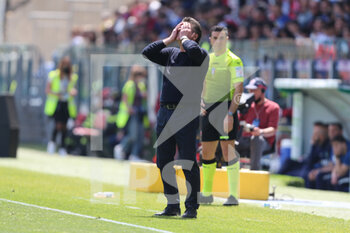 2022-04-16 - Walter Mazzarri head coach of CAGLIARI CALCIO reacts during the Serie A match between Cagliari Calcio and US Sassuolo at Unipol Domus on April 16, 2022 in Cagliari, Italy. - CAGLIARI CALCIO VS US SASSUOLO - ITALIAN SERIE A - SOCCER