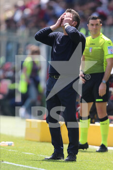 2022-04-16 - Walter Mazzarri head coach of CAGLIARI CALCIO reacts during the Serie A match between Cagliari Calcio and US Sassuolo at Unipol Domus on April 16, 2022 in Cagliari, Italy. - CAGLIARI CALCIO VS US SASSUOLO - ITALIAN SERIE A - SOCCER