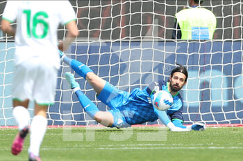 2022-04-16 - Andrea Consigli of US SASSUOLO in action during the Serie A match between Cagliari Calcio and US Sassuolo at Unipol Domus on April 16, 2022 in Cagliari, Italy. - CAGLIARI CALCIO VS US SASSUOLO - ITALIAN SERIE A - SOCCER