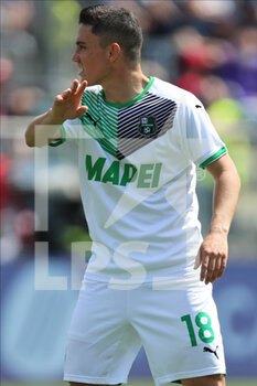 2022-04-16 - Giacomo Raspadori of US SASSUOLO gestures during the Serie A match between Cagliari Calcio and US Sassuolo at Unipol Domus on April 16, 2022 in Cagliari, Italy. - CAGLIARI CALCIO VS US SASSUOLO - ITALIAN SERIE A - SOCCER