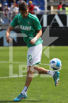 2022-04-16 - Filip Djuricic of US SASSUOLO warm-up during the Serie A match between Cagliari Calcio and US Sassuolo at Unipol Domus on April 16, 2022 in Cagliari, Italy. - CAGLIARI CALCIO VS US SASSUOLO - ITALIAN SERIE A - SOCCER